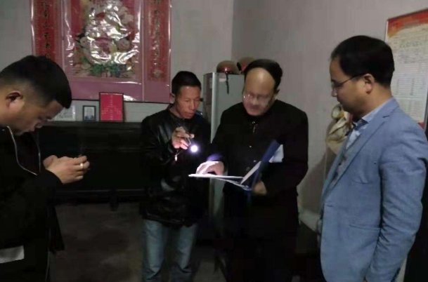 云南一对父子不愿外出打工被列村黑名单,村委会这么做合适吗?