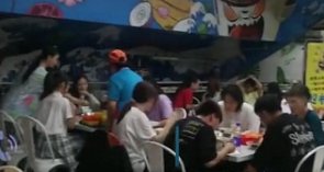 如何看待四川一高校内食堂开火锅窗口?