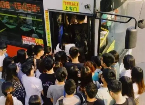 公交车乘客找不到手机报警搜查全车人,这样的做法可取吗?