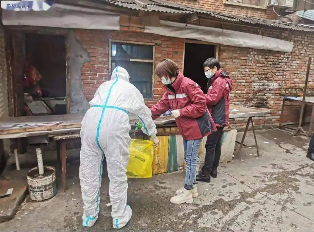 村支书带人焊上西安返乡村民大门被处分，自觉居家隔离很难吗？