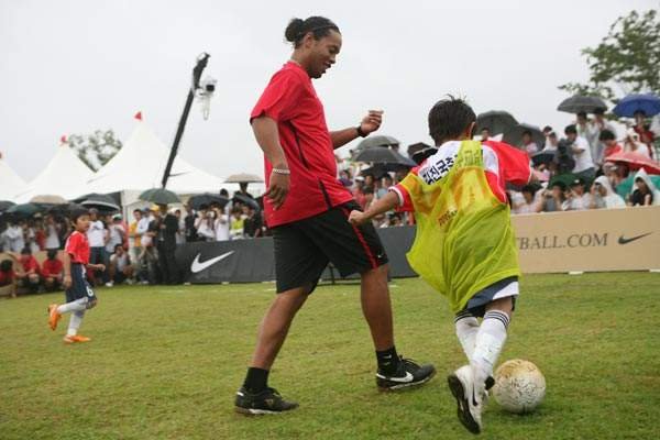 40岁小罗因造假护照被捕，他的房产为何被查封呢？