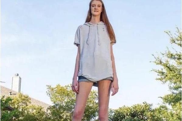 17岁的美国少女打破世界最长腿纪录，她的身高是多少？