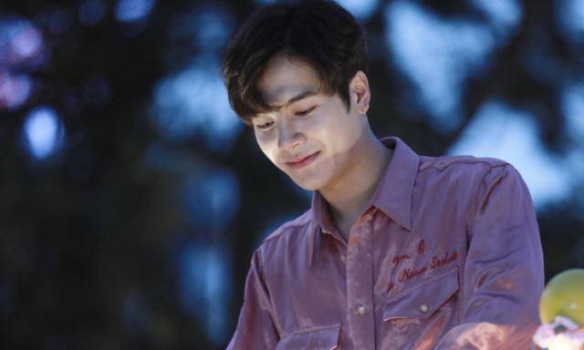 王嘉尔见到杨紫害羞到脸红,他是如何追星成功的?