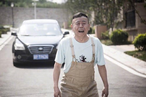 太拼了!观众为看潘长江演出爬上树，这是否证明了潘长江的人气？