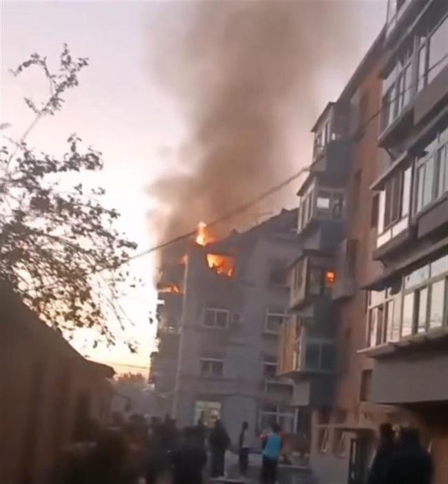 大连一居民楼燃气闪爆楼顶被炸飞,已致2死7伤,谁该为这起事故负责?