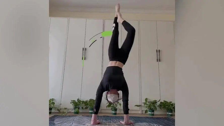 上海女子倒立着跳本草纲目的健身操,这是全网最强的版本吗?