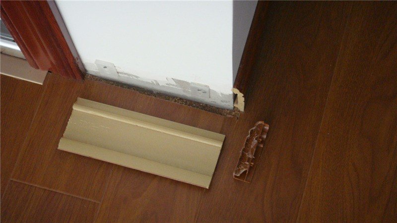 怎样粘贴瓷砖踢脚线?求详细操作步骤