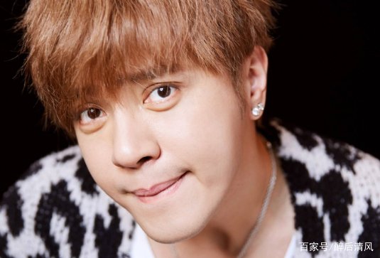 获神秘帅哥搂肩撑伞,男方开800万豪车接送,周扬青新恋情疑曝光?