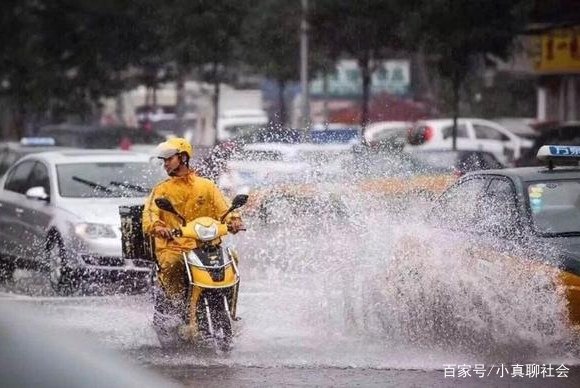 保安用钢叉锁住外卖员脖子,为什么保安称职一点反而不被理解了?