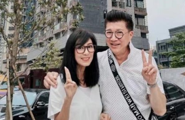 时隔43年,73岁郭靖、64岁黄蓉再同框,旁边站着的大咖是谁?