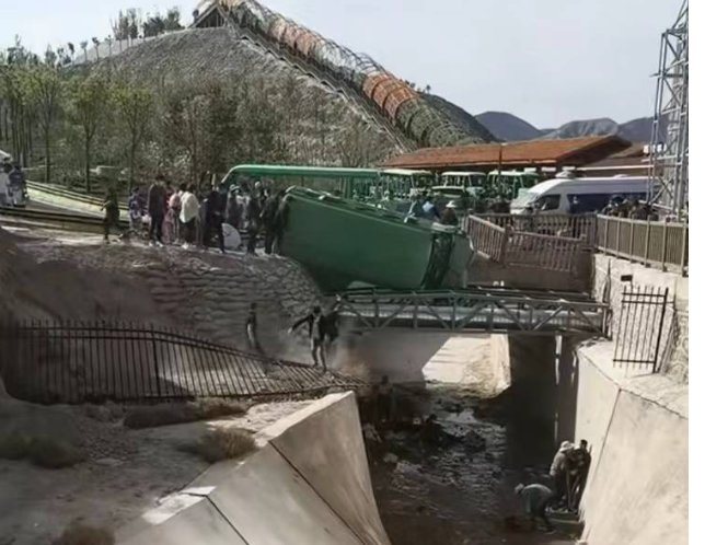 兰州野生动物园观光车侧翻，造成的人员伤亡情况怎么样了？