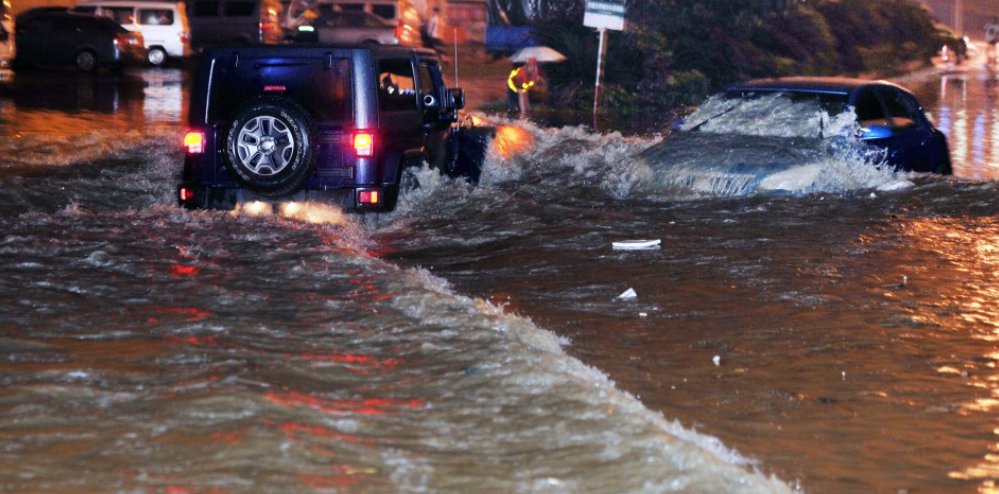 京津冀将遭遇极端性暴雨和明显强对流天气，此次恶劣天气形成的原因是什么？