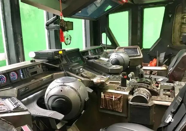 郭帆拍《流浪地球2》累到住院,制作费严重超支,这位导演的能力如何?