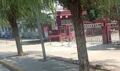 河南一校门口发生车祸致四人受伤，导致这起事故的原因是什么？