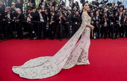 为什么有些明星自己掏钱去走戛纳红毯呢？