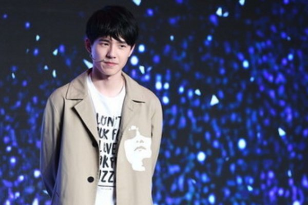 刘昊然因拍戏被迫留级,你觉得明星应该优先学习还是工作?