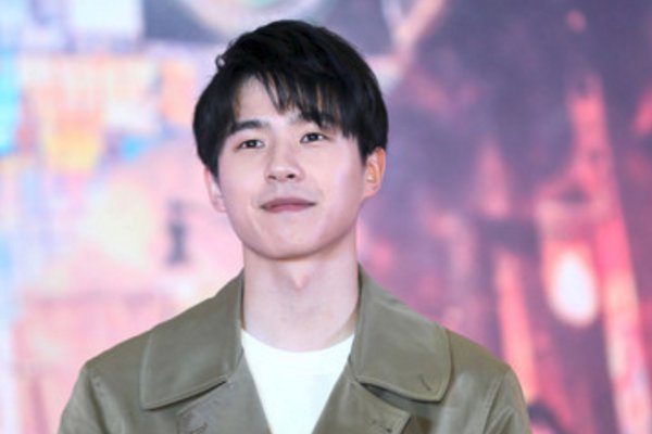 刘昊然因拍戏被迫留级,你觉得明星应该优先学习还是工作?