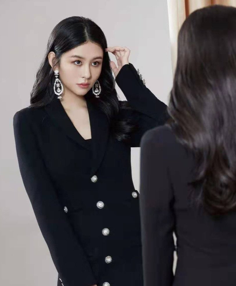 邱淑贞女儿登杂志封面，自曝遭同学排挤，今后是否会进入娱乐圈发展？