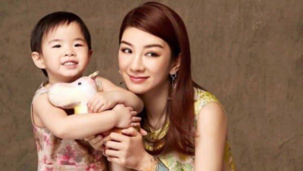 刘涛携子女登封面,她的儿女长的像她还是孩子爸爸?