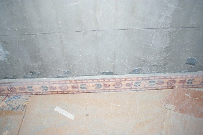 怎样粘贴瓷砖踢脚线?求详细操作步骤