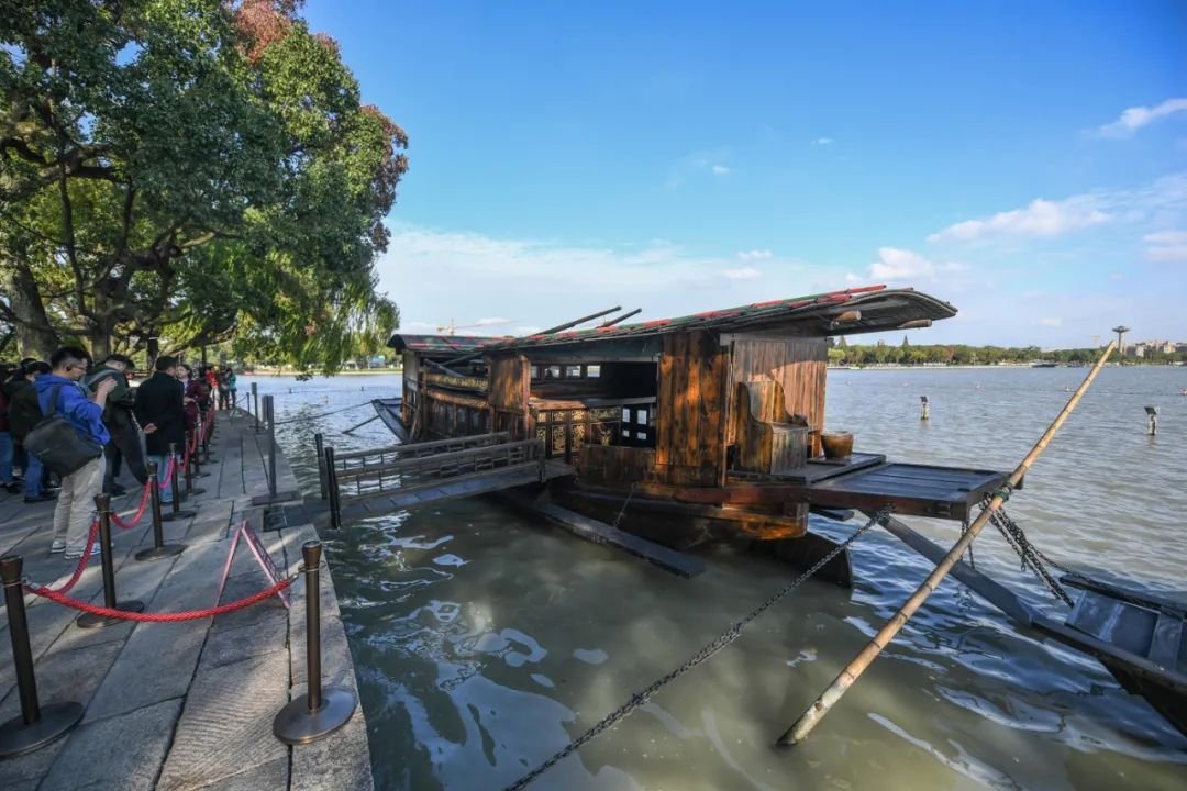 从红船、渡江第一船到春雷造船厂，再到“奋斗者”号，这中间历经了什么？