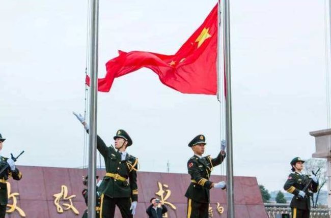 中国旗手高红甫:11年升旗6200次0失误,退休后过得怎么样?