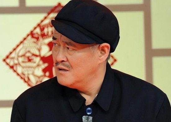 64岁赵本山身体堪忧,面容憔悴眼神迷离,强撑直播却沦为背景墙,啥情况?