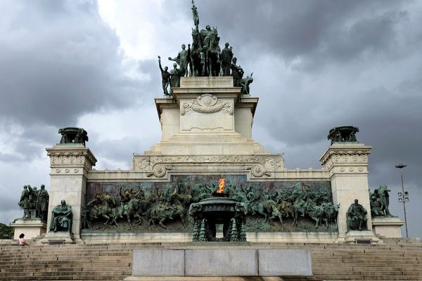 巴西拒绝G7出2200万美元“帮忙”灭火,为何接受英国的1200万美元?