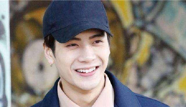 王嘉尔见到杨紫害羞到脸红,他是如何追星成功的?