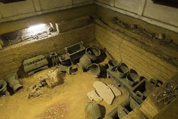 盗墓贼挖出战国史书,内容改写中国历史,为何导致正反两派争论千年?