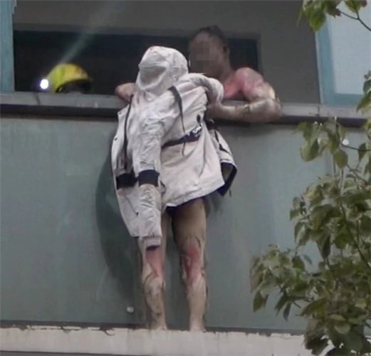 南京火灾中舍身救妻的丈夫凌晨去世了,造成其死亡的原因是什么?