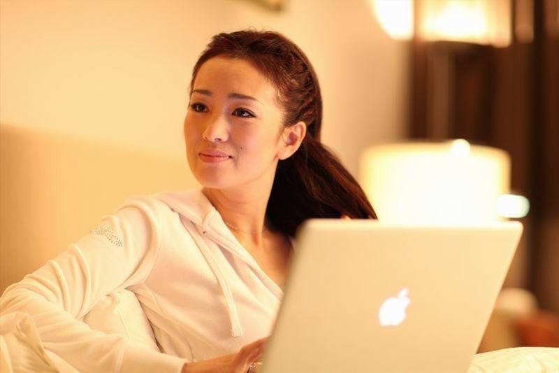 巩俐与惊奇队长合影，她们俩谁的气场更强？