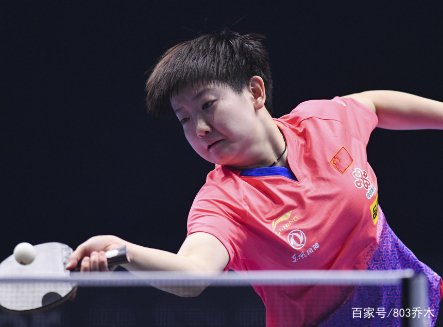 孙颖莎在机场被粉丝围堵,她的人气有多高?