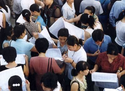 李稻葵建议向受疫情影响百姓发现金,实施起来有多难?