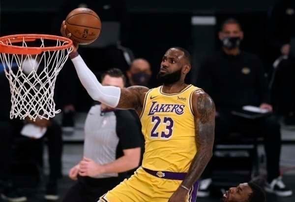 詹姆斯复出,在湖人队和步行者队比赛中,他表现怎样?