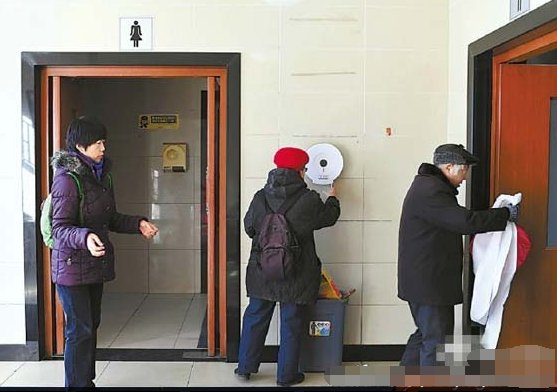 大伯大妈狂扯公厕卷纸带回家是怎么回事？