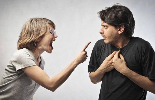 离婚途中男子将妻子扔下桥,女性如何在婚姻关系中自保?