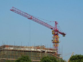 江苏昆山一塔吊倒塌砸瘪过路车,造成的损失该由谁来承担?