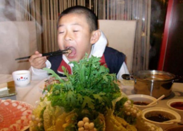 男孩朝邻桌火锅吐口水，父母护短被教育，路人：早该这么治，你怎么看？