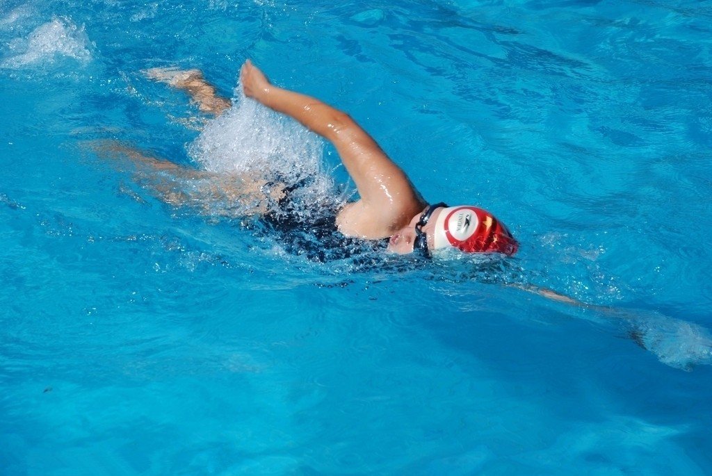 家长把孩子挂峭壁上拍照,家长的心为什么如此的大?