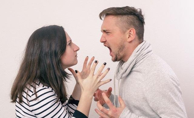 离婚途中男子将妻子扔下桥,女性如何在婚姻关系中自保?