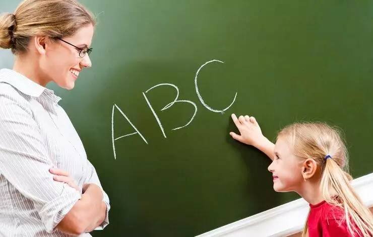 镇江一高中老师与他人不雅视频流出,教育局如何回应的?