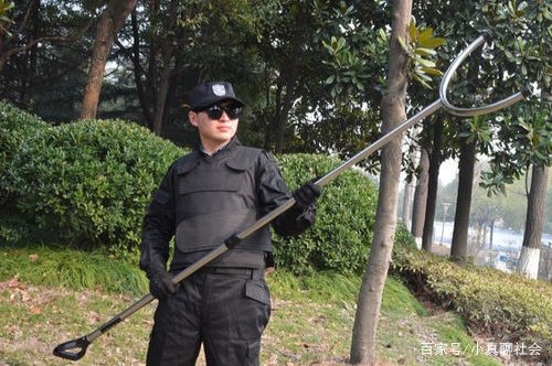 保安用钢叉锁住外卖员脖子,为什么保安称职一点反而不被理解了?