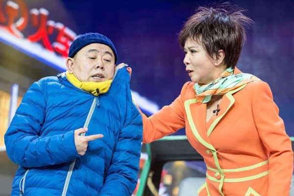 太拼了!观众为看潘长江演出爬上树,这是否证明了潘长江的人气?