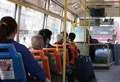 公交车乘客找不到手机报警搜查全车人,这样的做法可取吗?