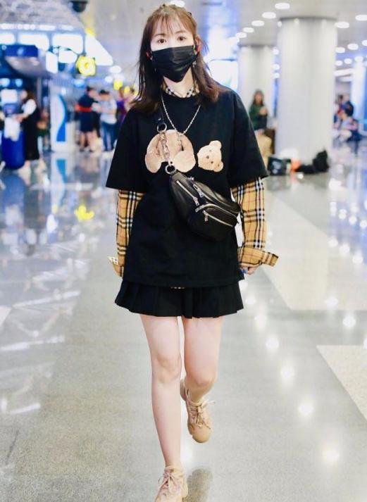 马蓉美腿吸睛现身机场，左手的戒指成为另一个焦点，有新恋情了吗？