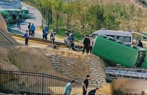 兰州野生动物园观光车侧翻,造成的人员伤亡情况怎么样了?