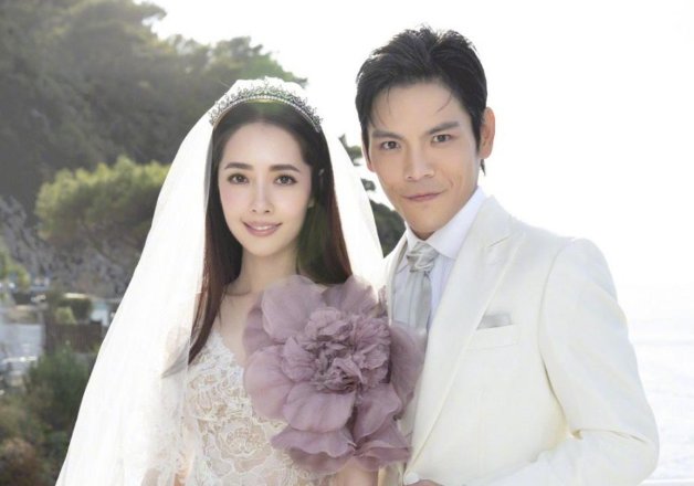 网友晒跟向佐和郭碧婷合照，女方双手捂腹部再被疑怀孕，结果怎样？