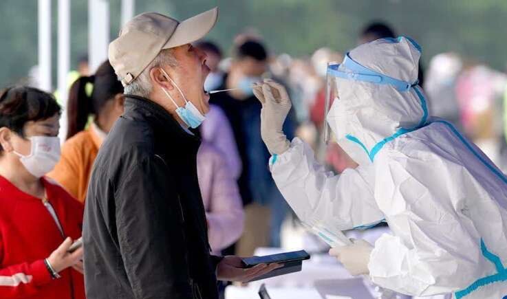 西安一孕妇在医院门口等2小时后流产，院方对此有何回应？