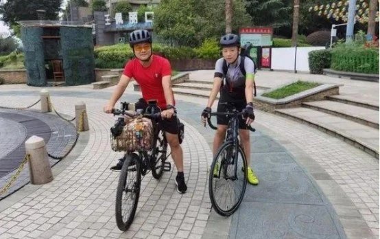初二男生长假带作业骑行395公里,这件事体现了什么?